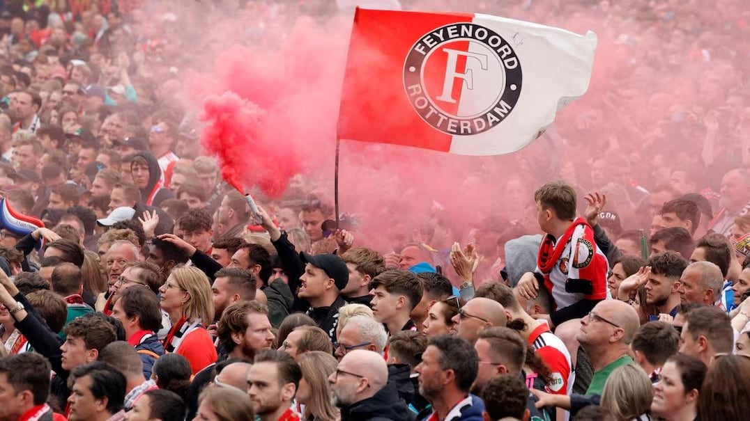 Feyenoord calificó el episodio como completamente inaceptable y quedó expuesto a una multa elevada por los incidentes en la tribuna (REUTERS)
