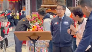 El hombre se retira del