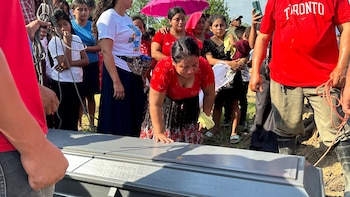 Entre lágrimas y clamor de justicia, sepultan a once de las víctimas de la masacre en Trujillo, Honduras