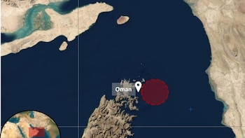 La tripulación de la embarcación atacada en Ormuz evacúa el buque tras el ataque de Irán denunciado por EEUU