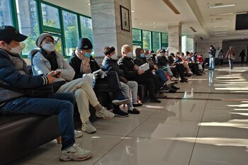 Familiares de fallecidos esperan a