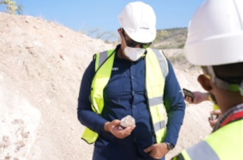 Los especialistas recolectaron muestras rocosas para estudiar la porosidad, el tamaño y la composición de las formaciones vinculadas al potencial de hidrocarburos./ (Gobierno de República Dominicana)