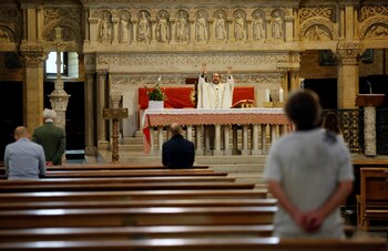 Una misa en la iglesia