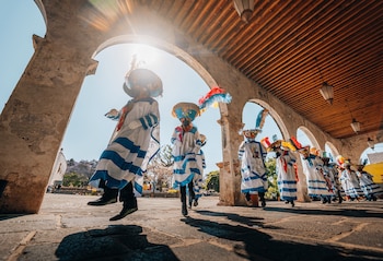 Los danzantes de chinelo saltan al ritmo de bandas de viento durante el carnaval. (Visit México)