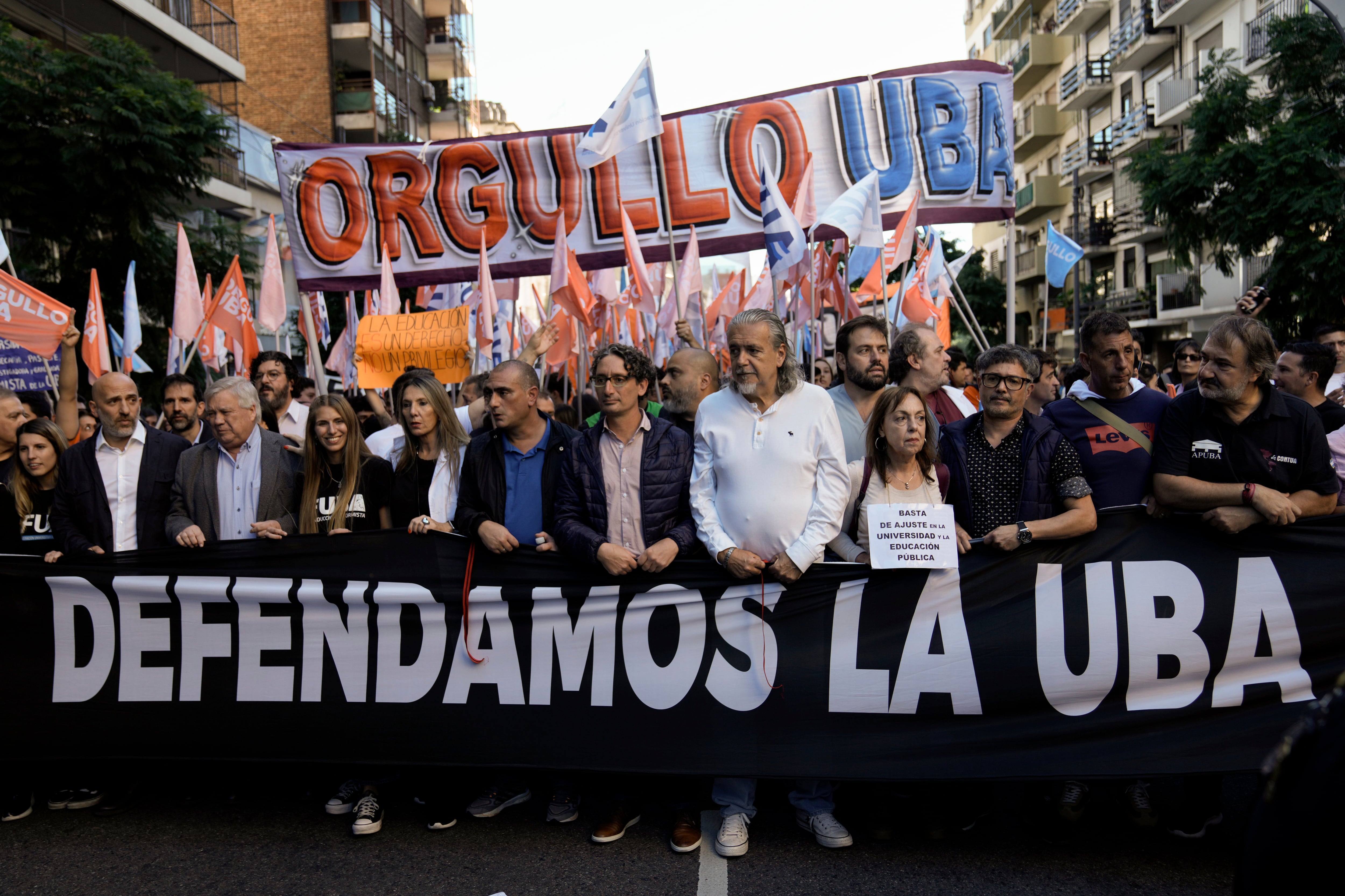Los docentes universitarios convocaron a un paro nacional para el miércoles 12 de agosto en todo el país (AP Foto/Rodrigo Abd)