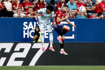PAMPLONA, 31/08/2026.- El defensa de Osasuna Íñigo Arguibide (d) salta por el balón con el colombiano Johan Mojica, del Getafe, durante el partido de la jornada 3 de LaLiga que CA Osasuna y Getafe CF disputan este lunes en el estadio de El Sadar, en Pamplona-crédito Jesús Diges/EFE