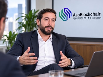 El factor clave viene de EE. UU., donde datos económicos sólidos y señales de que la Reserva Federal evaluaría nuevos incrementos en las tasas impulsaron al dólar global a máximos de dos meses, dijo Camilo Suárez presidente de Asoblockchain Colombia - crédito Asoblockchain Colombia