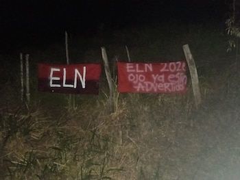El hallazgo de banderas y un cilindro con alusiones al ELN activó un operativo de seguridad en la vereda Montecristo, en Cundinamarca - crédito suministrado a Infobae Colombia