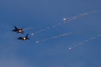 Aviones F-16 vuelan durante un