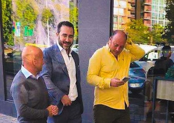 Víctor de Aldama (en el centro) y Claudio Rivas (camisa amarilla) en una foto tomada por la UCO