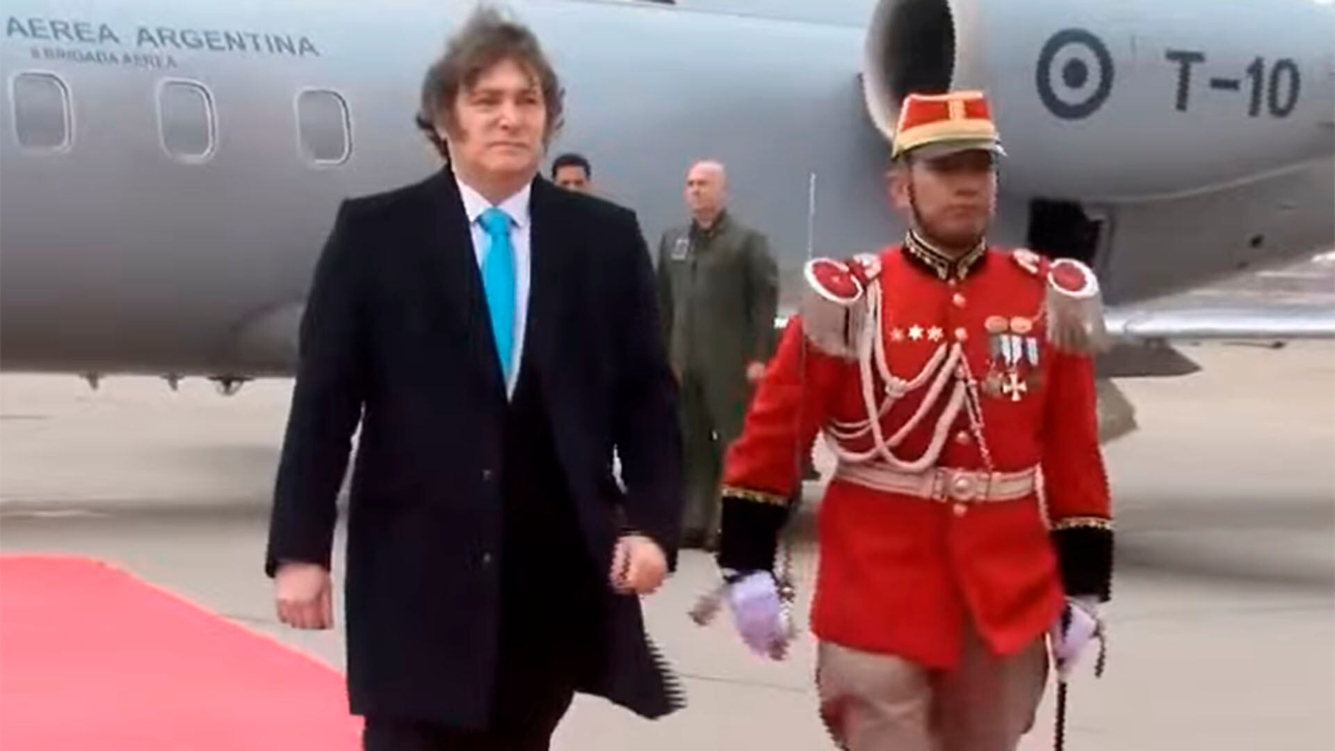 Javier Milei arribó al aeropuerto de El Alto