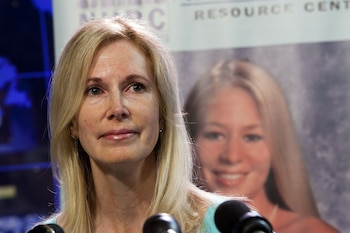 El cuerpo de Natalee Holloway sigue sin aparecer, y su madre Beth Holloway (Foto) insistió siempre en preservar la esperanza de encontrarla con vida (Reuters)