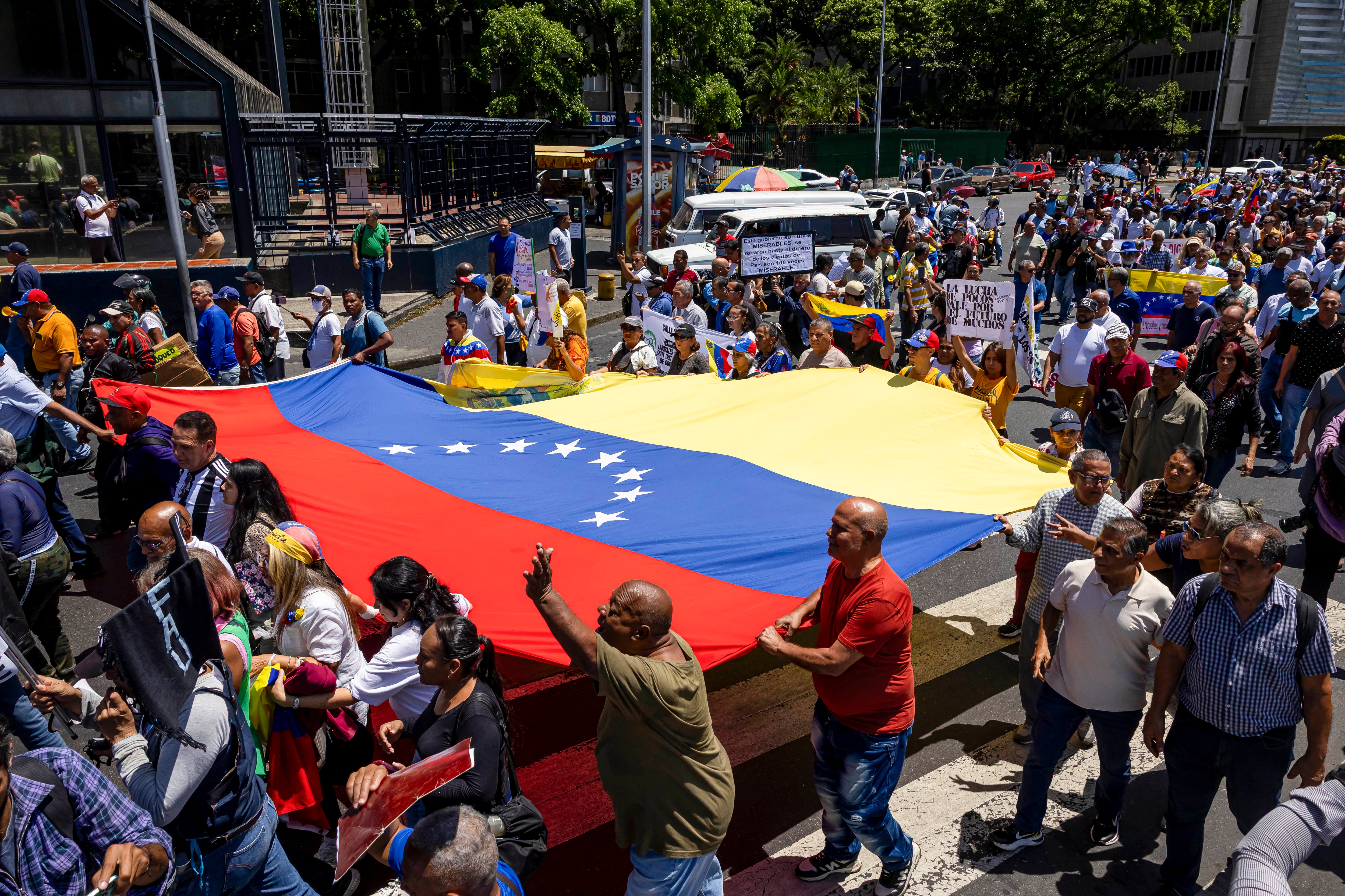 Trabajadores y estudiantes de la Universidad Central de Venezuela (UCV) participan en una manifestación para exigir mejoras salariales, en Caracas (Venezuela). EFE/ Miguel Gutiérrez
