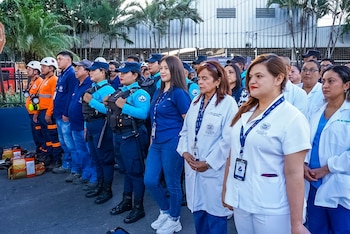 El personal municipal instalará puestos de auxilio médico y restringió el uso de agua en floreros para evitar la proliferación de zancudos. (Foto: Alcaldía de San Salvador Centro)