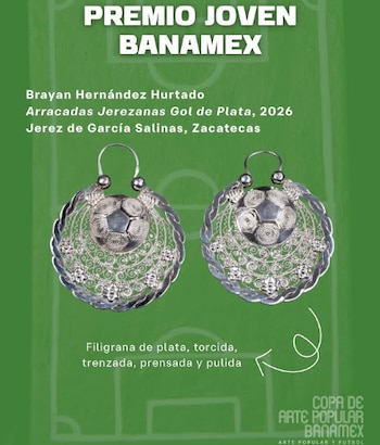 Una pieza de aretes de plata con centro de pelota de futbol