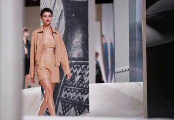 Total beige look en cuero. Una campera, un top y mini short por Hermes