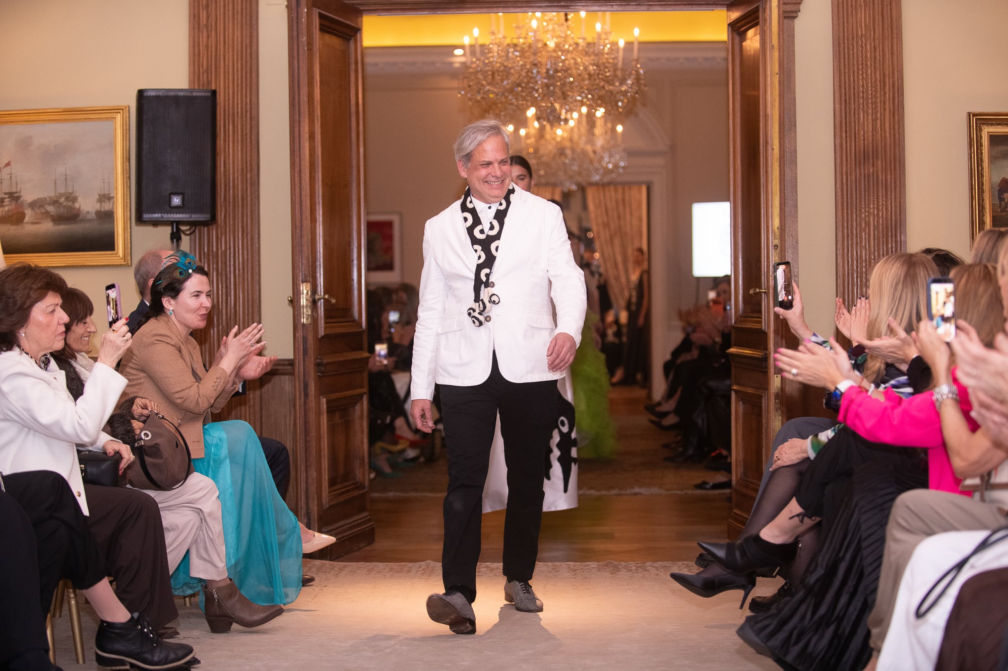 El diseñador Francisco Ayala en la presentación de su colección Jaguares en la residencia británica