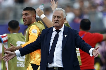 Declaração de Gustavo Alfaro reflete atitude antidesportiva de Kylian Mbappé sobre ações com Orlando Gil (EFE/EPA/WILL OLIVER)