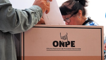 El candidato Sánchez supera a López Aliaga por casi 19.000 votos tras finalizar el procesamiento de actas en Perú