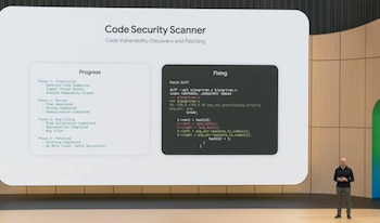Un hombre calvo con gafas y ropa oscura presenta frente a una pantalla grande que muestra código y texto sobre seguridad informática