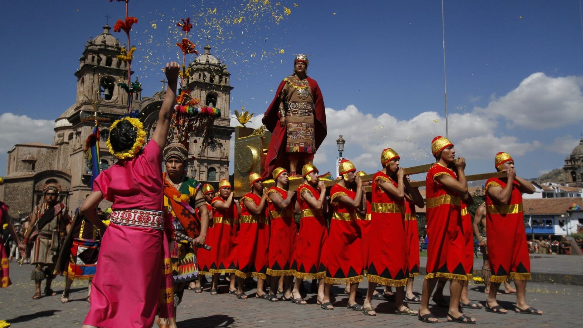 La festividad recorre tres espacios históricos del Cusco: el templo de Qorikancha, la Plaza Mayor y la explanada de Sacsayhuamán. Foto: Andina