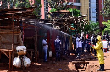 Un funcionario de salud ugandés