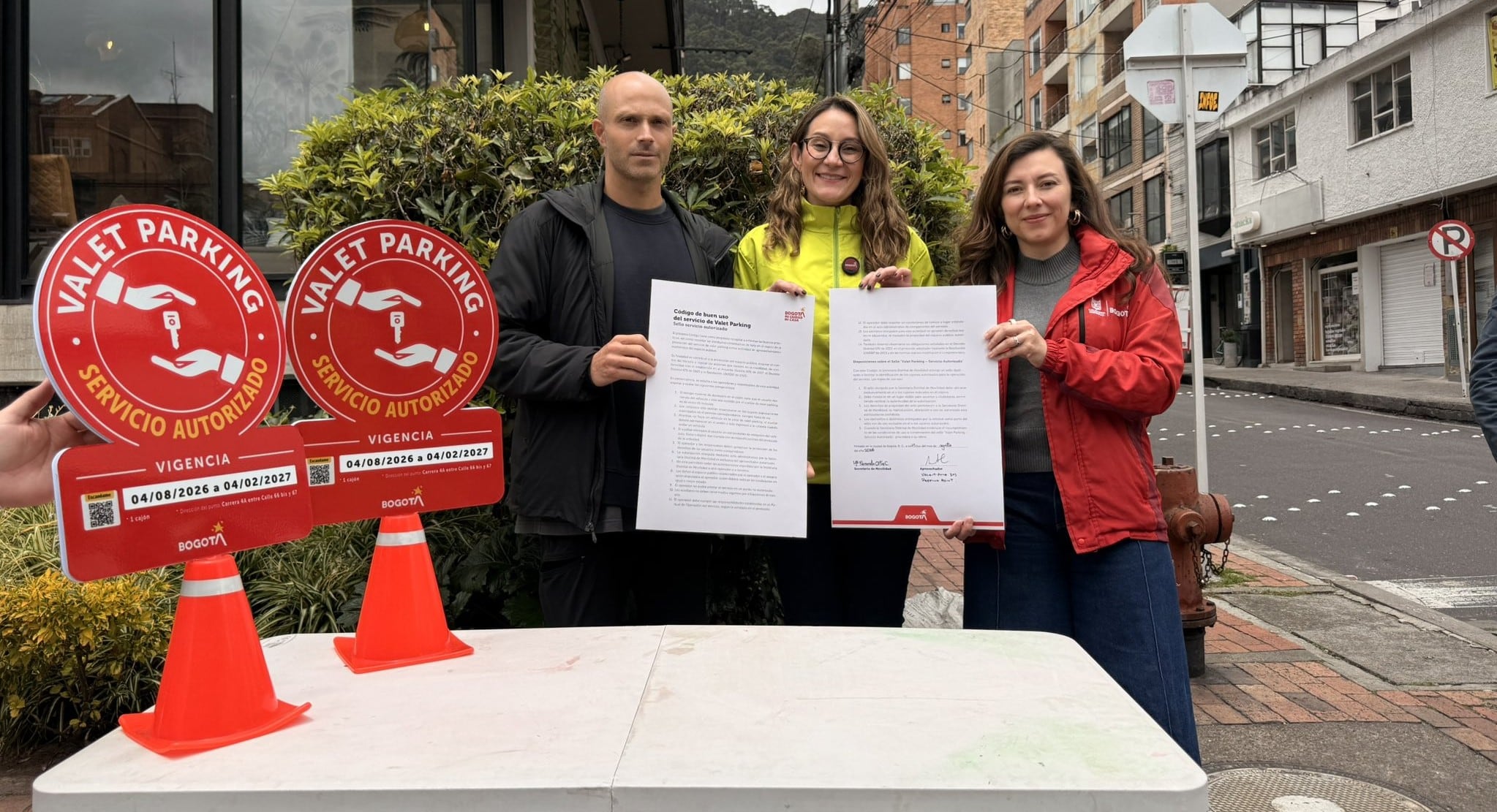El sello de valet parking busca ordenar el espacio público, evitar el mal parqueo y permitir que los conductores verifiquen la legalidad del servicio en Bogotá - crédito @SectorMovilidad/X
