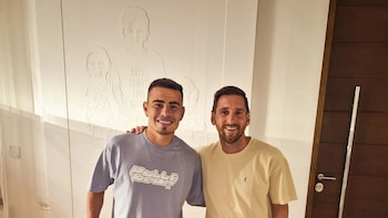 La particular decoración en una