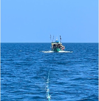 En una operación independiente, la patrullera P-204 rescató a cuatro personas que quedaron a la deriva cerca de isla Boná. Tomada de Instagram
