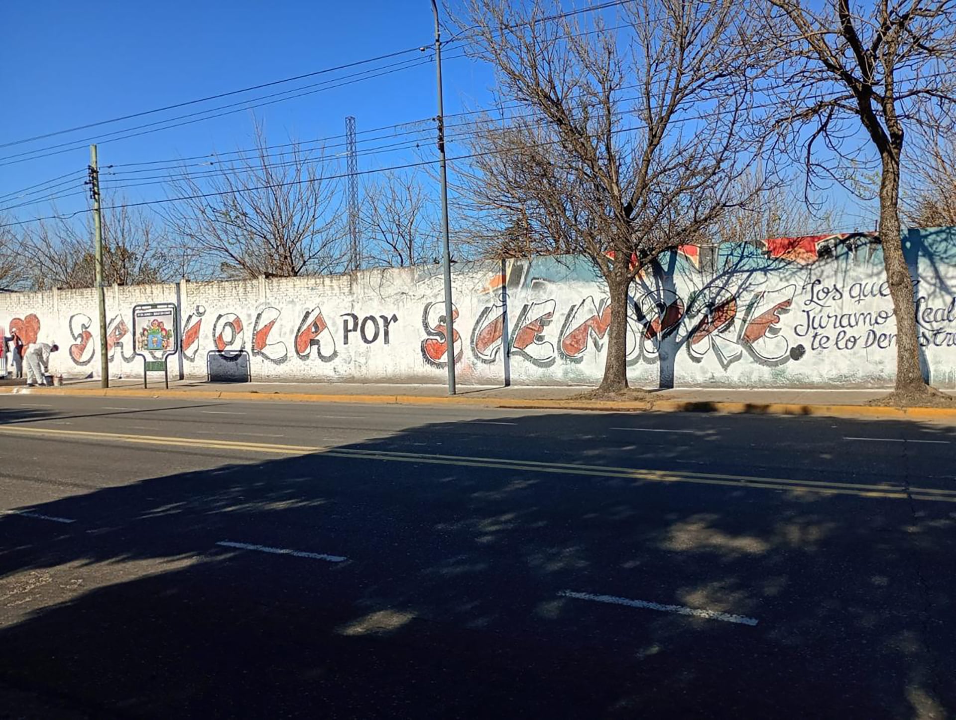 Los barras en plena pintada de un paredón