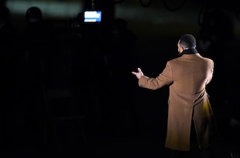 John Legend actúa en el