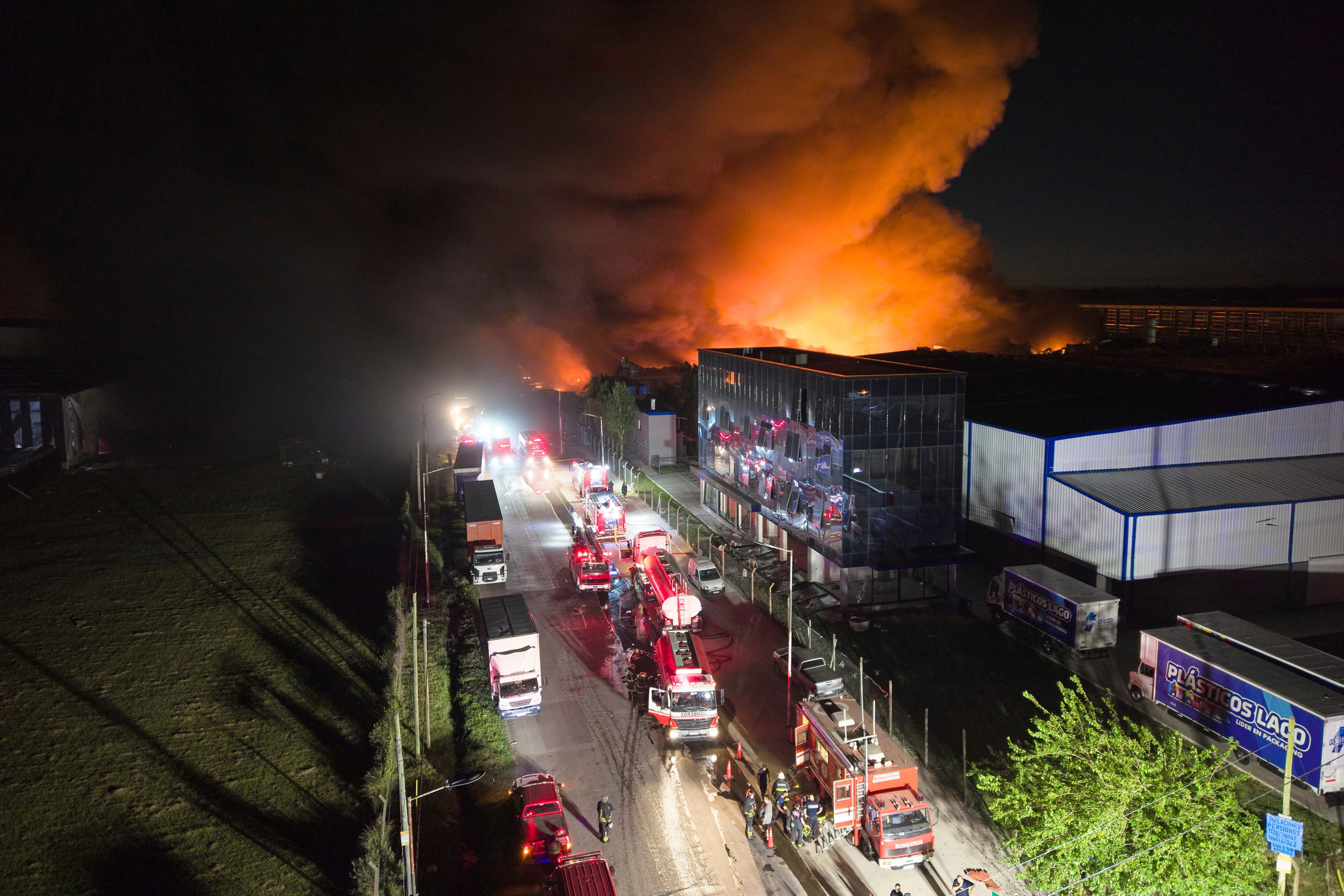 El trabajo de los Bomberos para contener el fuego que se desató. (AP)