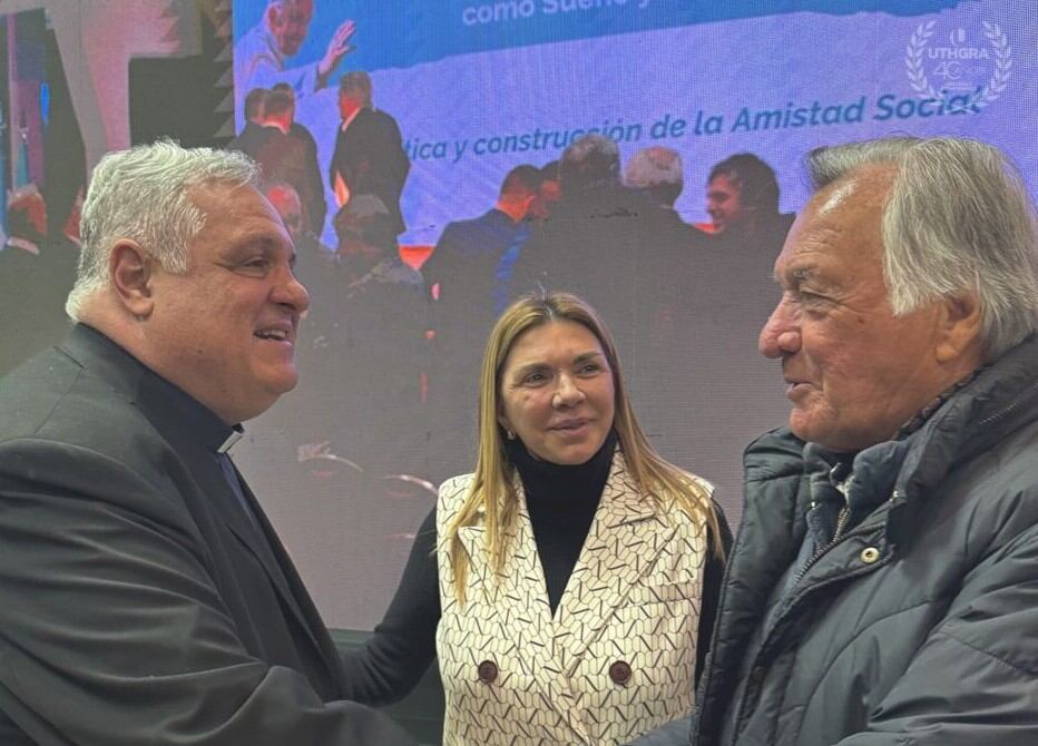 Luis Barrionuevo y su hija Sandra, con el titular de la Conferencia Episcopal Argentina, monseñor Marcelo Colombo