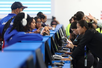 Pasajeros realizan el proceso de facturación en el Aeropuerto Internacional Simón Bolívar, que reabrió para vuelos comerciales dos meses después de haber cerrado debido al terremoto en Maiquetía. (AP Foto/Pedro Mattey)