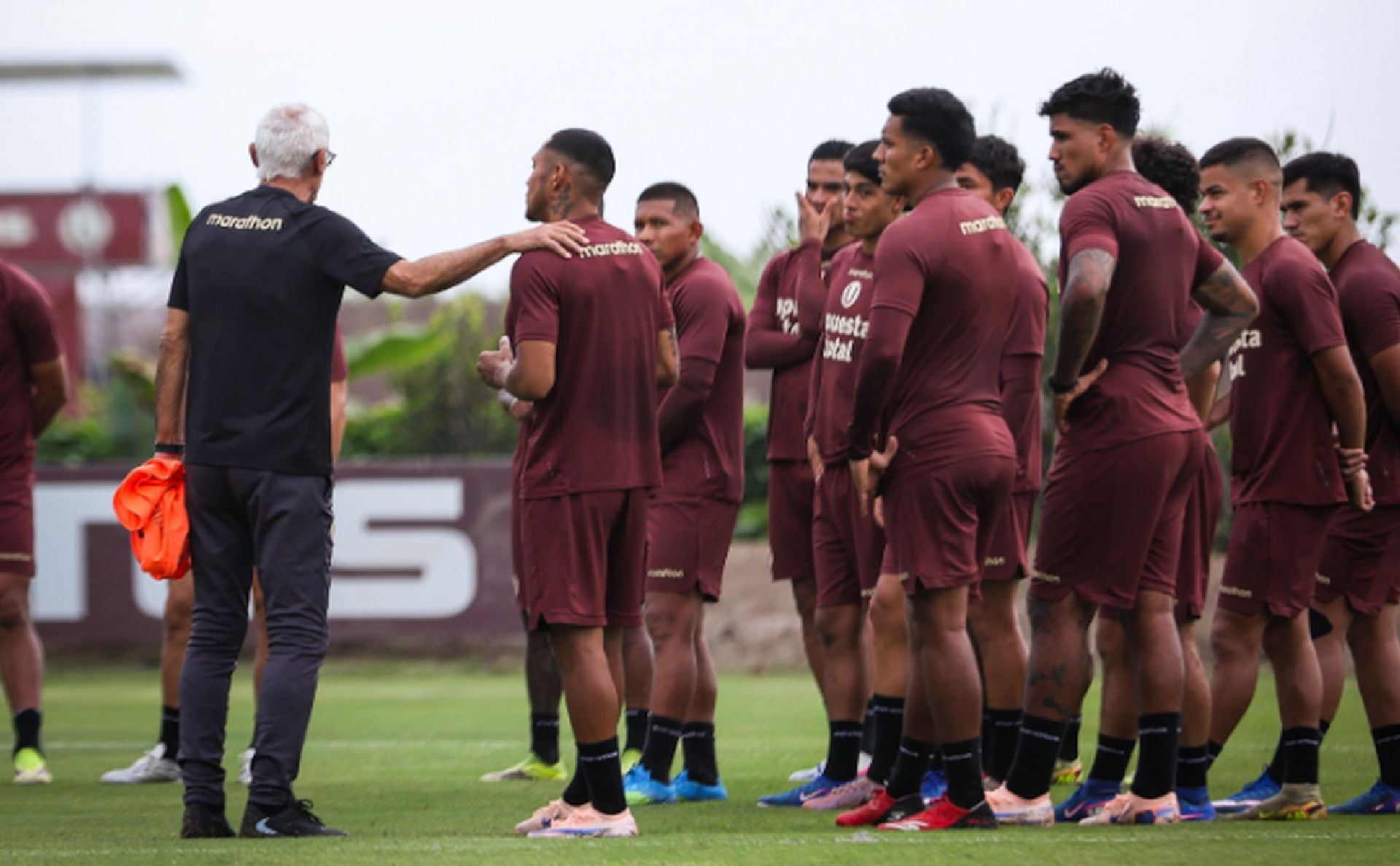 Héctor Cúper alista una formación equilibrada para su estreno con Universitario, en un partido decisivo que puede definir el futuro crema en la Copa Libertadores. (Universitario de Deportes)