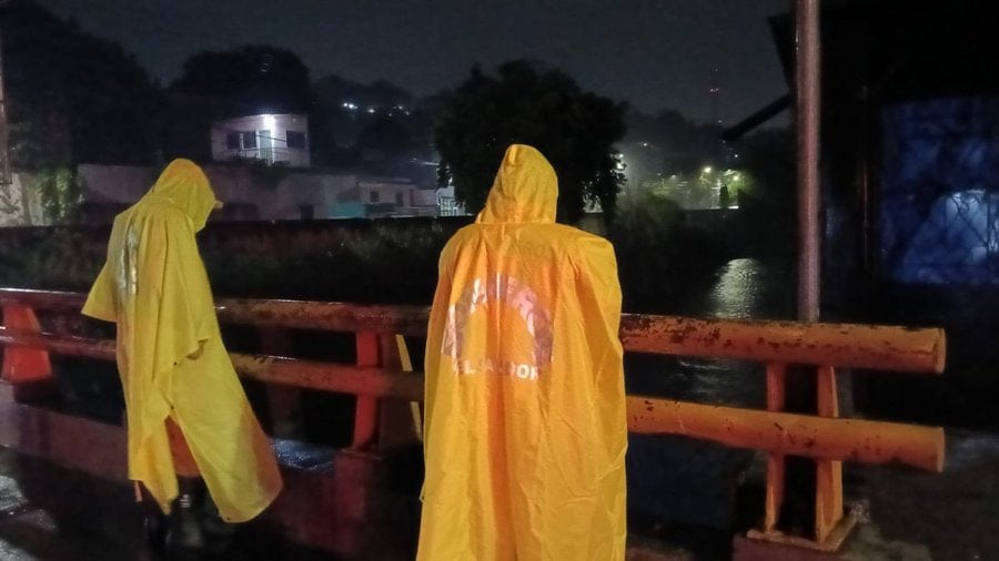 Personal del Cuerpo de Bomberos de El Salvador supervisa el nivel del Arenal Montserrat en San Salvador, durante labores preventivas ante el incremento de lluvias causado por la depresión tropical Cristina (Cortesía Cuerpo de Bomberos).