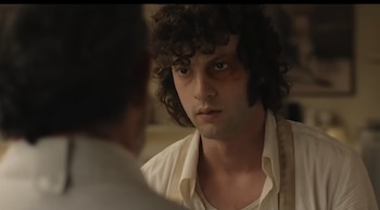 La película de Anthony Bourdain abordará sus primera experiencia como chef de un restaurante. (Captura de video)