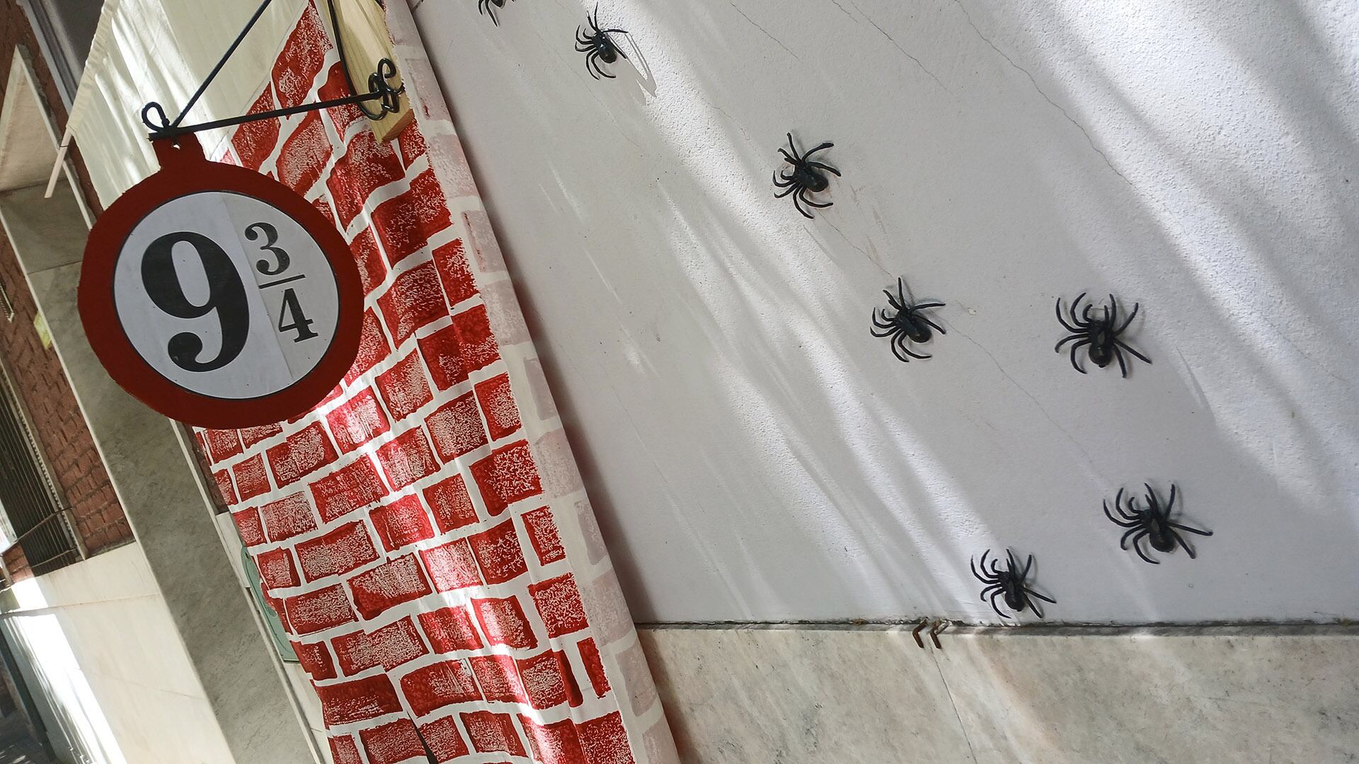 El famoso andén 9 3/4 de Harry Potter y un grupo de arañas en una pared de Parque Chas (Foto: Maximiliano Luna)