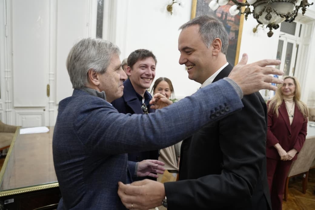 Manuel Adorni, Luis Caputo, Santiago Caputo y Karina Milei