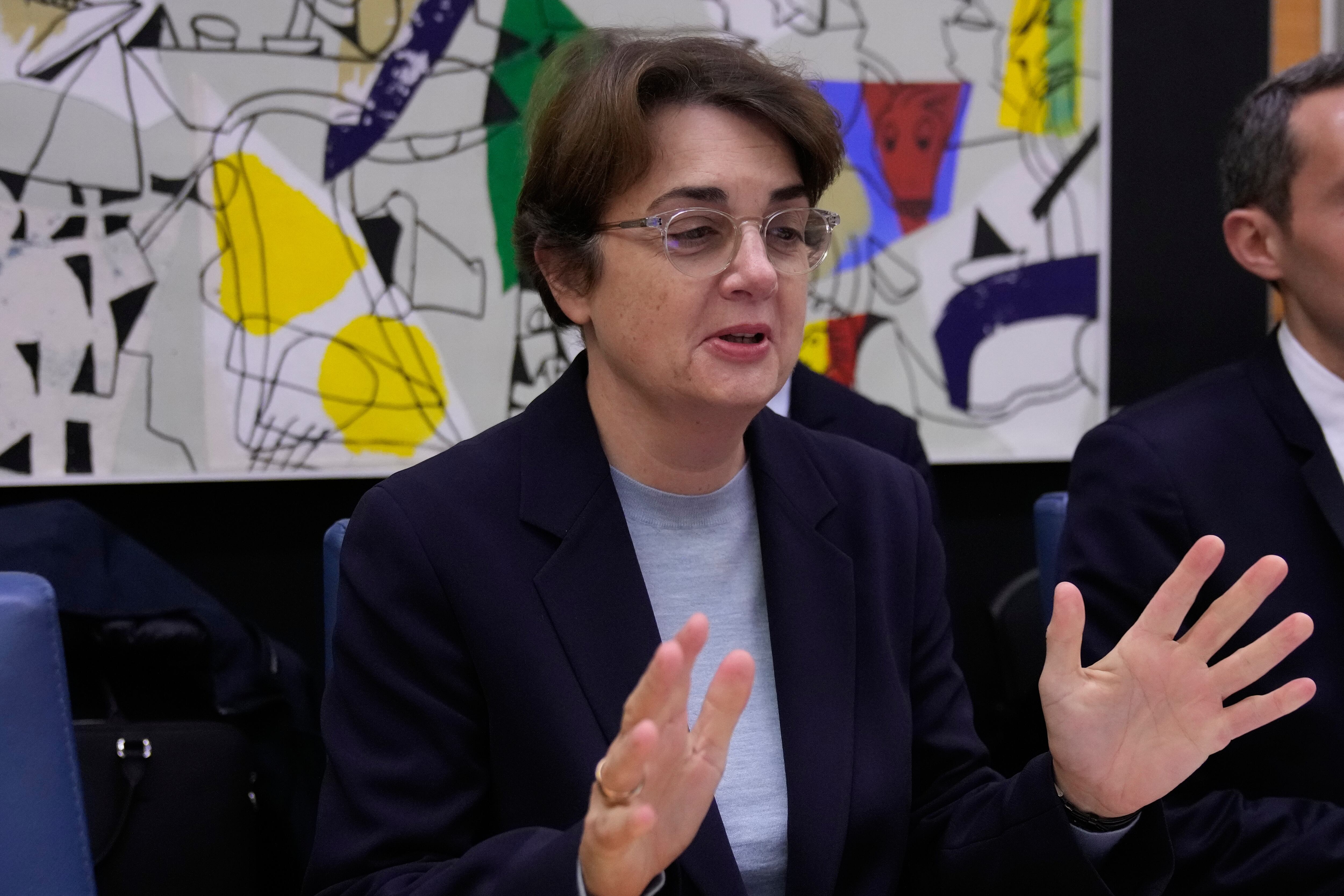 Laurence des Cars, directora del Museo del Louvre, durante la audiencia parlamentaria sobre las fallas de seguridad del museo (AP foto/Michel Euler)