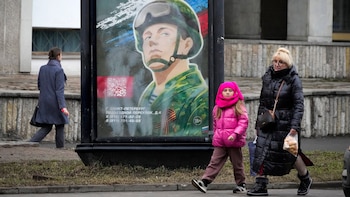 Personas pasan junto a un