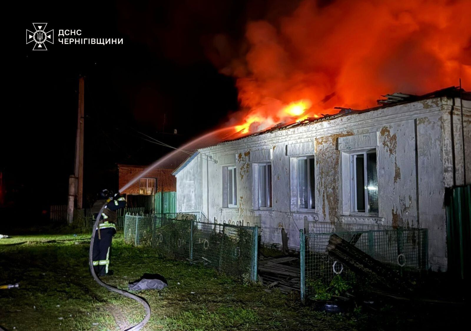 Synegubov detalló que los distritos urbanos de Slobidsky y Osnoviansky recibieron el impacto de 11 drones, que provocaron incendios en un edificio de nueve plantas y daños en autos, garajes y un supermercado (Facebook)