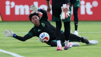 Guillermo Ochoa casi se lesiona con el Tri y enciende alarmas antes del partido ante Chequia