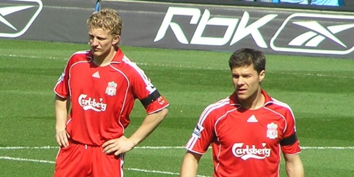 El delantero inglés debió elegir entre Xabi Alonso o Dirk Kuyt para tomar una drástica decisión (Wikipedia)