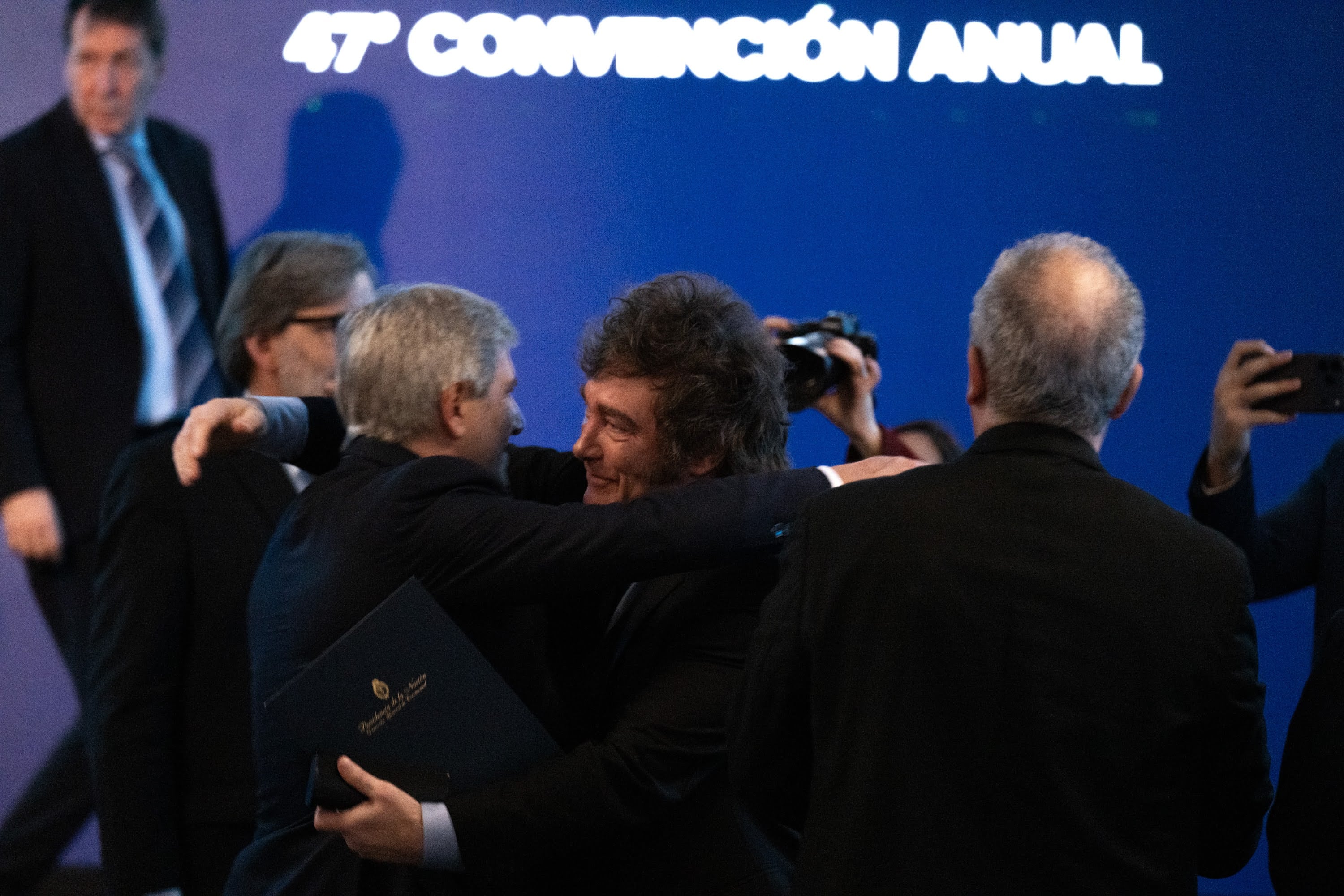 El presidente Javier Milei abraza al ministro de Economía, Luis Caputo, durante la 47° Convención Anual del Instituto Argentino de Ejecutivos de Finanzas en Puerto Iguazú, Misiones
