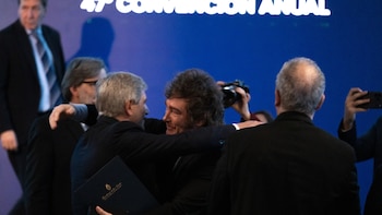 Por qué crece el empleo informal: la explicación que dio Milei a profesionales de las finanzas