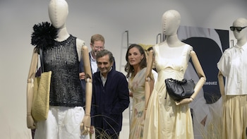 (AMP) La Reina Letizia visita la sede de Adolfo Domínguez en San Cibrao das Viñas(Ourense) entre aplausos