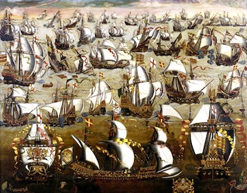 Pintura de una batalla naval histórica. Muestra una gran flota de barcos de vela con banderas y velas blancas, navegando en un mar agitado con humo