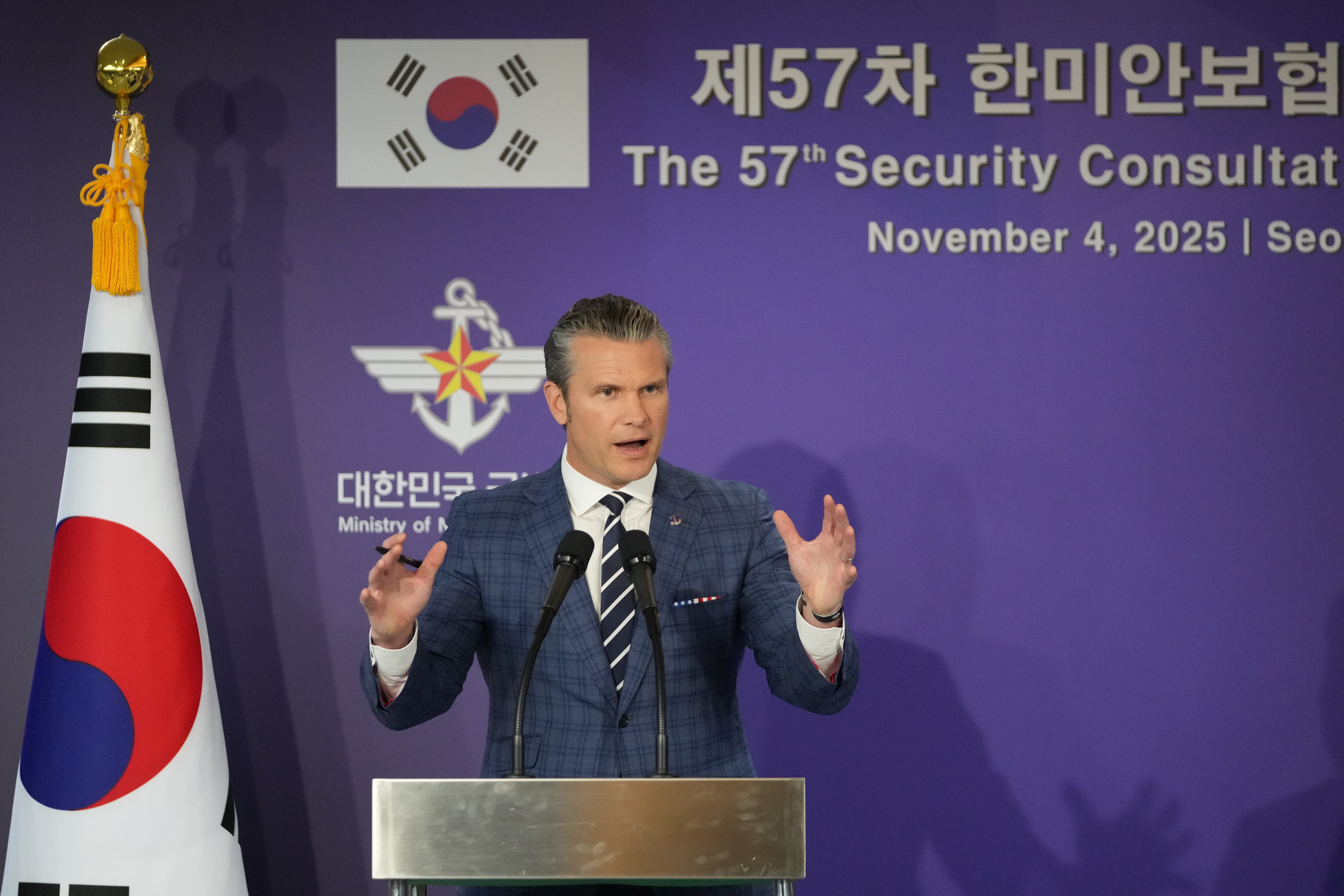 El secretario de Defensa de Estados Unidos Pete Hegseth durante una conferencia de prensa con su homólogo surcoreano Ahn Gyu-back, el martes 4 de noviembre de 2025, en Seúl, Corea del Sur. (AP Foto/Lee Jin-man, Pool)