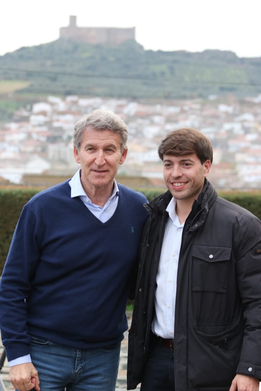 Alberto Núñez Feijóo junto al alcalde de Puebla de Alcocer, Gonzalo Hernán, en la comida-mitin del 12 de diciembre de 2025 (Jose Manuel Rodríguez Casillas)